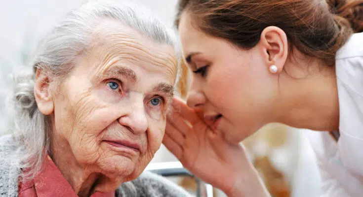 Une personne âgée atteinte de troubles auditifs
